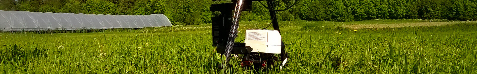 The picture shows a hyperspectral camera in the grass